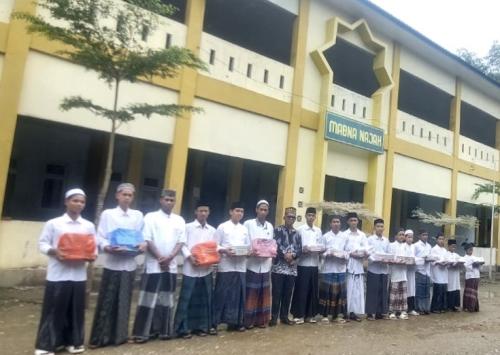 Acheh Future Salurkan Kitab Kuning untuk Santri Yatim dan Fakir Miskin dari Berbagai Daerah di Aceh